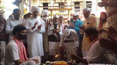 गुरुवर्य हैबतबाबांच्या पायरी पूजनाने संत ज्ञानेश्वर महाराज संजीवन समाधी सोहळ्यास प्रारंभ