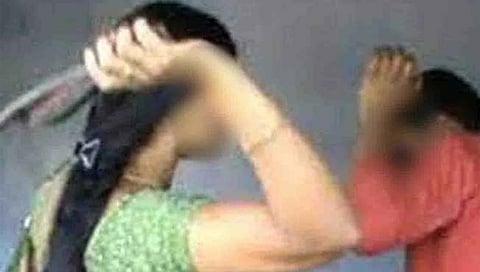 पोलिस निरीक्षक महिलेसोबत रंगेहाथ सापडला; पत्नीनं बेदम चोपला