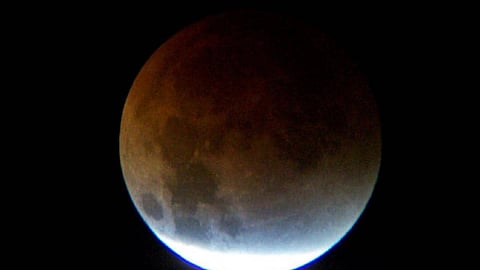 चंद्रग्रहण सुरू झाले, ५८० वर्षांनंतर दिसणार असा नजारा, ग्रहणाविषयी जाणून घ्या एका क्लीकवर