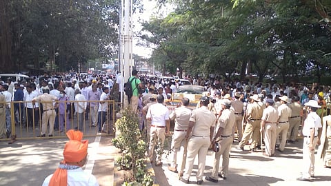 विधान परिषदेसाठी अर्ज दाखल करताना उमेदवारांनी जोरदार शक्तीप्रदर्शन केले.