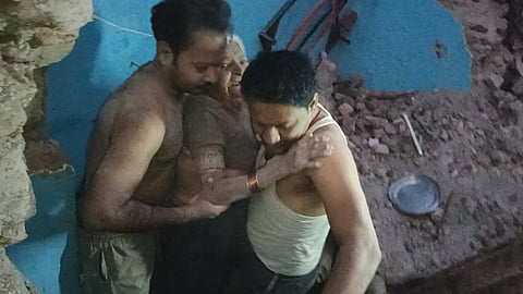 building collapse: जळगावात इमारत कोसळली, ७० वर्षीय आजीबाई ढिगा-याखाली दबूनही वाचल्या