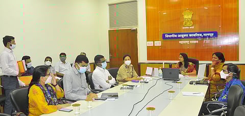 परदेशातून येणाऱ्या सर्व प्रवाशांची तपासणी करा : विभागीय आयुक्त प्राजक्ता लवंगारे-वर्मा