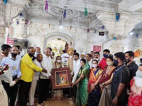 आदमापूर : येथे राष्ट्रपती प्रतिभाताई पाटील यांनी सहकुटुंब दर्शन घेतल्यानंतर बाळुमामाची प्रतिमा भेट देताना देवालय समितीचे अध्यक्ष धैर्यशील भोसले, कार्याध्यक्ष रामभाऊ मगदूम, सरपंच विजय गुरव ,उपसरपंच राजनंदिनी भोसले, रावसाहेब कोणकेरी आदी मान्यवर. (फोटो- शाम पाटील, आदमापूर)