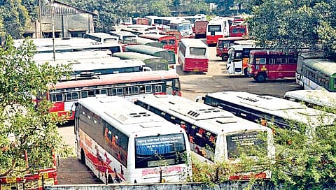 एसटी ची ७५ टक्के वाहतूक बंद