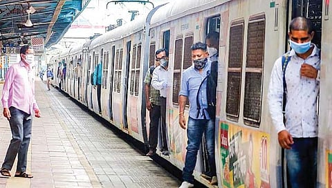 मुंबई : दोन डोस घेतलेल्यांना लोकलचे तिकीट