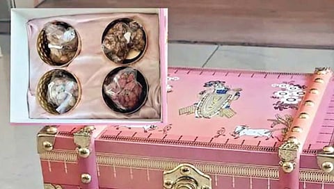 लग्नपत्रिका तब्बल चार किलो वजनाची