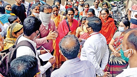 कोल्हापूर : शिवाजी पेठेतील गर्ल्स हायस्कूल परीक्षा केंद्रावर माध्यमिक शिक्षणाधिकारी यांच्यासमोर गार्हाणे मांडताना परीक्षार्थी.