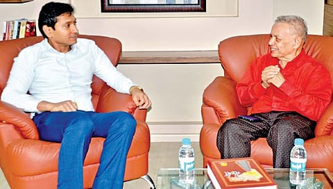 कोल्हापूर : रिझर्व्ह बँक ऑफ इंडियाचे संचालक व सहकार भारतीचे संस्थापक सदस्य सतीश मराठे यांनी सोमवारी ‘पुढारी’ कार्यालयास सदिच्छा भेट देऊन दै. ‘पुढारी’चे समूह संपादक डॉ. योगेश जाधव यांच्याशी विविध विषयांवर चर्चा केली.