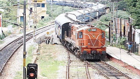 मेल-एक्स्प्रेस मधील तिकीट दरात ३०% घट