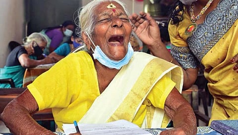 केरळ मधील १०४ वर्षे वयाच्या आजीबाईंचे परीक्षेत यश