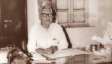 दैनिक ‘पुढारी’च्या कार्यालयात संपादकाच्या भूमिकेत आबा.