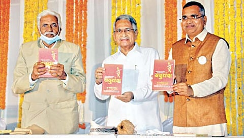 पुणे : ‘यदुवंश’ या पुस्तकाचे प्रकाशन करताना दै. ‘पुढारी’चे मुख्य संपादक पद्मश्री डॉ. प्रतापसिंह जाधव, अण्णासाहेब जाधव, प्रा. नामदेवराव जाधव.