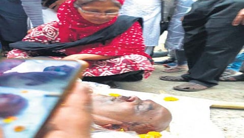 Milind Teltumbde : समाजसेवेसाठी घर सोडले होते तेलतुंबडेने