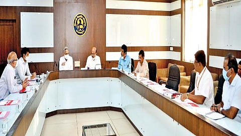 कोल्हापूर : शिवाजी विद्यापीठात आयोजित पद्मश्री कै. डॉ. ग. गो. जाधव पत्रकारिता अध्यासन सल्लागार समितीच्या बैठकीत बोलताना दै. ‘पुढारी’चे मुख्य संपादक डॉ. प्रतापसिंह जाधव. यावेळी उपस्थित कुलगुरू डॉ. डी. टी. शिर्के, ‘पुढारी’चे समूह संपादक डॉ. योगेश जाधव, प्र-कुलगुरू डॉ. पी. एस. पाटील, कुलसचिव डॉ. विलास नांदवडेकर, समिती सदस्य डॉ. रमेश जाधव, समन्वयक डॉ. शिवाजी जाधव, उपअभियंता एम. के. पाटील.