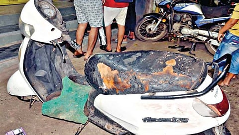 कोल्हापूर : गॅरेजला आग; दुचाकीसह साहित्य खाक