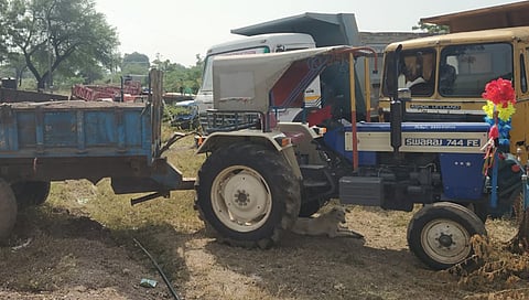 बेकायदेशीर वाळू उपसा करणारे ट्रॅक्टर जप्त; गुन्हा दाखल