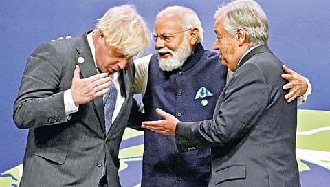 ग्लासगो : सीओपी 26 यूएन क्लायमेट समिटमध्ये सोमवारी ब्रिटिश पंतप्रधान बोरीस जॉन्सन, संयुक्त राष्ट्राचे महासचिव अँटोनियो गुटेरस यांच्यासमवेत पंतप्रधान नरेंद्र मोदी.