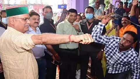 छत्तीसगडचे मुख्यमंत्री भूपेश बघेल यांच्या हातावर जंजगिरीचे ग्रामस्थ बिरेंद्र ठाकुर यांनी चाबकाने फटके मारले.