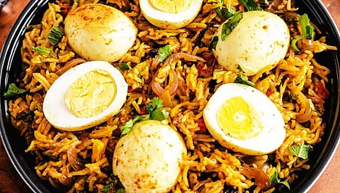 International Egg Day : मसालेदार अंडा बिर्याणी सोप्या पद्धतीने कशी बनवावी?