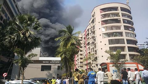 मुंबई : पवईच्या साकी विहार रोडवर ह्युदाईच्या सर्व्हिस सेंटरला भीषण आग; कोट्यवधींच्या गाड्या जळून खाक