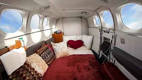 लव क्लाउड जेट चार्टर विमान कंपनीच्या खास ऑफरमध्ये नवदाम्पत्याला ४५ मिनिटांची हवाई सफर असेल.