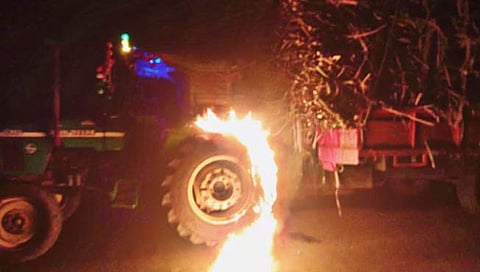 सांगली जिल्ह्यात ऊस आंदोलनाचा भडका; राजारामबापू, क्रांती, विश्वास कारखान्यांची वाहने पेटवली