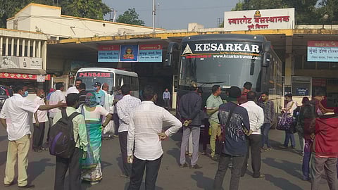 पुणे : एसटी स्थानकातून सुटल्या खासगी गाड्या