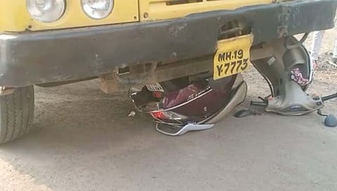 वाळू डंपरने घेतला परिचारिकेचा जीव