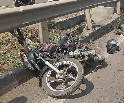 आनेवाडी टोल नाक्याजवळ कंटेनरने दुचाकीला चिरडले; वृद्धा ठार