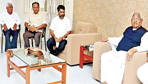 इचलकरंजी : येथे पालकमंत्री सतेज पाटील यांनी माजी खासदार कल्लाप्पाण्णा आवाडे यांची निवासस्थानी भेट घेतली. याप्रसंगी स्वप्निल आवाडे, उत्तम आवाडे उपस्थित होते.(छाया : अनंतसिंग)