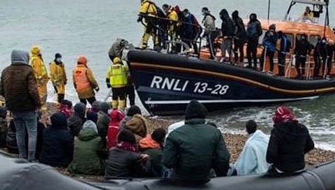 France : फ्रान्सहून इंग्लंडकडे चाललेली बोट बुडाली, २७ निर्वासितांचा मृत्यू