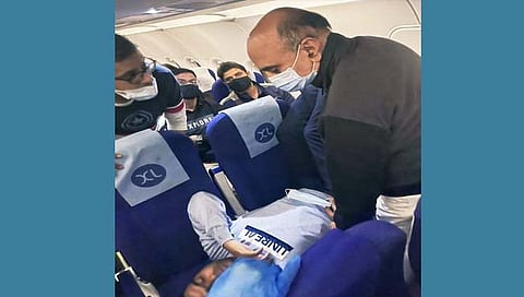 केंद्रीय मंत्री Dr. Bhagwat Karad यांनी विमानात वाचवले प्रवाशाचे प्राण