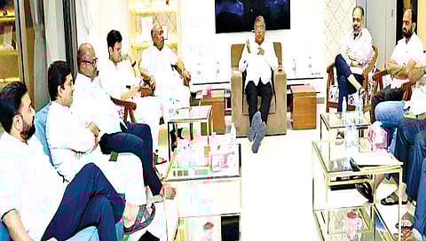 कोल्हापूर : विधान परिषद निवडणुकीच्या पार्श्वभूमीवर भाजप आघाडीच्या नेत्यांची बैठक झाली. बैठकीस भाजपचे प्रदेशाध्यक्ष आ. चंद्रकांत पाटील, आ. विनय कोरे, आ. प्रकाश आवाडे, समरजित घाटगे, प्रा. जयंत पाटील, धनंजय महाडिक, राहुल आवाडे, अमल महाडिक, समित कदम, सुहास लटोरे, राहुल चिकोडे उपस्थित होते. (छाया : पप्पू अत्तार)