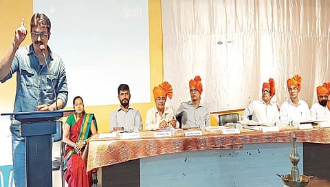 कोल्हापूर : ‘हेरिटेज कोल्हापूर’ प्रदर्शनात मार्गदर्शन करताना अभिनेता स्वप्निल राजशेखर. शेजारी उपस्थित उज्ज्वल नागेशकर, सचिन शानबाग, विकास पाटील, अजित जाधव, यशोधन जोशी, प्राचार्य डॉ. ए. आर. कुलकर्णी आदी.