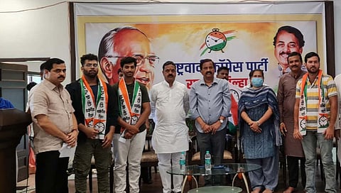 रायगड येथे पक्ष प्रवेश करताना दापोली नगराध्यक्ष शेख यांचे परिवारातील सदस्य