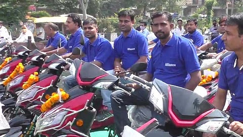 Diwali Bonus : नादखुळा! दिवाळी बोनस म्हणून मालकाने थेट इलेक्ट्रिक बाइक्स वाटल्या