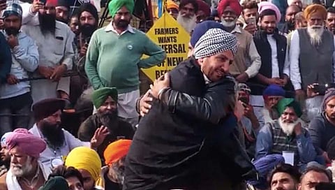 Farm Laws Repeal : सात वर्षात दोन वेळा मोदी सरकारचं शेतकऱ्यांसमोर सपशेल लोटांगण