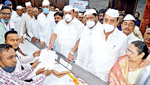 कोल्हापूर : जिल्हा बँकेच्या निवडणुकीत ग्रामविकास मंत्री, अध्यक्ष हसन मुश्रीफ यांनी उमेदवारी अर्ज दाखल केला. यावेळी खा. संजय मंडलिक, माजी खासदार निवेदिता माने आदी मान्यवर उपस्थित होते.