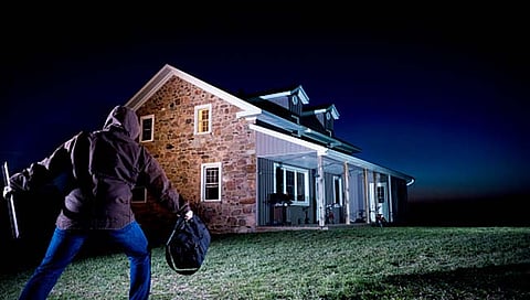 आखाडा बाळापूर : चड्डी बनियानवर आलेल्या चोरट्यांनी लुटला लाखोंचा ऐवज