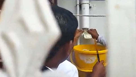 Karnataka ACB : चक्क ड्रेनेज पाइपमधून पडू लागल्या नोटा अन् पाण्यासारखा पैसा…