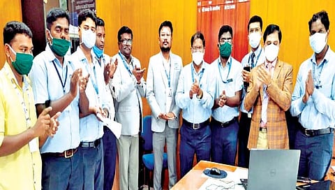 कोल्हापूर : उडान योजनेंतर्गत सर्वाधिक मार्गांवर सेवा देणार्या देशातील पाच विमानतळांत कोल्हापूरचा समावेश झाला. त्याची घोषणा झाल्यानंतर कोल्हापूर विमानतळावर जल्लोष साजरा करण्यात आला. सर्व अधिकारी, कर्मचार्यांनी संचालक कमल कटारिया यांचे अभिनंदन केले.