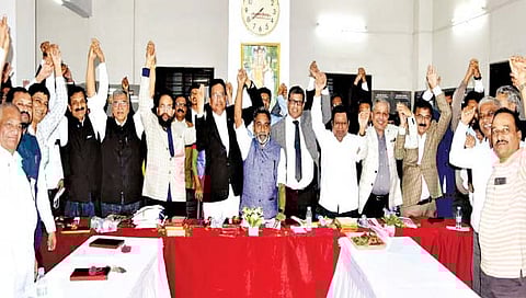 कोल्हापूर : मुंबई उच्च न्यायालयाच्या कोल्हापूर खंडपीठासाठी निर्णायक आंदोलनासाठी खंडपीठ कृती नागरी समितीची शुक्रवारी येथे बैठक झाली. मुंबई उच्च न्यायालयाचे निवृत्त न्यायाधीश तानाजी नलावडे यांच्या उपस्थितीत झालेल्या या बैठकीला ज्येष्ठ विधिज्ञ श्रीकांत जाधव, शिवाजीराव राणे, बार असोसिएशनचे अध्यक्ष गिरीश खडके, अॅड. विवेक घाटगे, वसंतराव भोसले, संग्राम देसाई, महादेवराव आडगुळे, राजेंद्र रावराणे आदी उपस्थित होते. (छाया : पप्पू अत्तार)