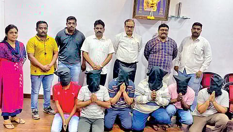 कोल्हापूर : व्यापार्यासह बड्या व्यावसायिकांना ‘हनी ट्रॅप’च्या जाळ्यात अडकवून लुटणार्या टोळीला स्थानिक गुन्हे अन्वेषणने गुरुवारी जेरबंद केले. (छाया : पप्पू अत्तार)