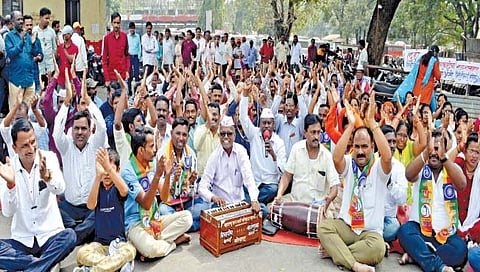 कोल्हापूर : एस. टी. कर्मचार्यांचे आंदोलन शनिवारीही सुरू राहिले. मध्यवर्ती बसस्थानक आवारात कर्मचार्यांनी भजन करून शासनाचा निषेध केला. (छाया : पप्पू अत्तार)