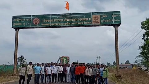 कुरुंदवाड : शिवसैनिकांनी उतरविला कन्नड वेदिकेचा झेंडा