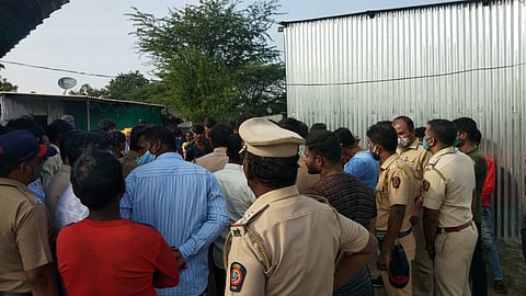 सोनवडीत घटनास्थळी जमलेला जमाव व पोलिस पथक.