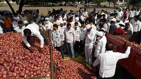 लासलगाव : दुसऱ्या दिवशीही कांदा दरात घसरण; शेतकऱ्यांत अस्वस्थता