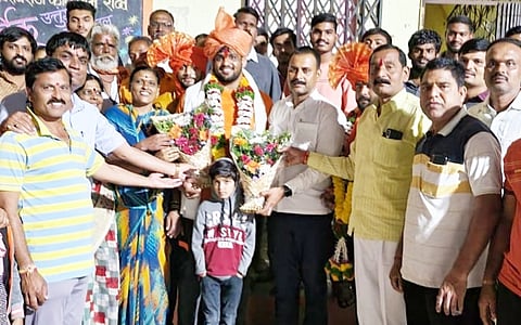 पुणे : राष्ट्रीय कुस्ती विजेत्या शिवराज राक्षे ची गावात जंगी मिरवणूक