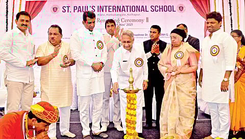 कोल्हापूर ः सेंट पॉल्स इंटरनॅशनल स्कूलच्या नामांतर सोहळ्यात दीपप्रज्वलन करताना दै. ‘पुढारी’चे मुख्य संपादक डॉ. प्रतापसिंह जाधव. शेजारी वस्त्रोद्योगमंत्री अस्लम शेख, डावीकडून राहुल खंजिरे, जि. प. सदस्य अरुण इंगवले, महेश राव, संजय पाटील-यड्रावकर, श्रीमती राधागोपाल राव, आ. राजू आवळे आदी.(छाया : पप्पू अत्तार)