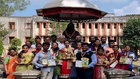 कोल्हापूर : ‘हेरिटेज कोल्हापूर’ निबंध स्पर्धेतील विजेत्या स्पर्धकांसोबत डॉ. संदीप पाटील, प्रा. डॉ. जे. के. पवार, उदय पाटील, प्राचार्य डॉ. अरुण पौडमल, गणेशकुमार खोडके आदी. (छाया : पप्पू अत्तार)